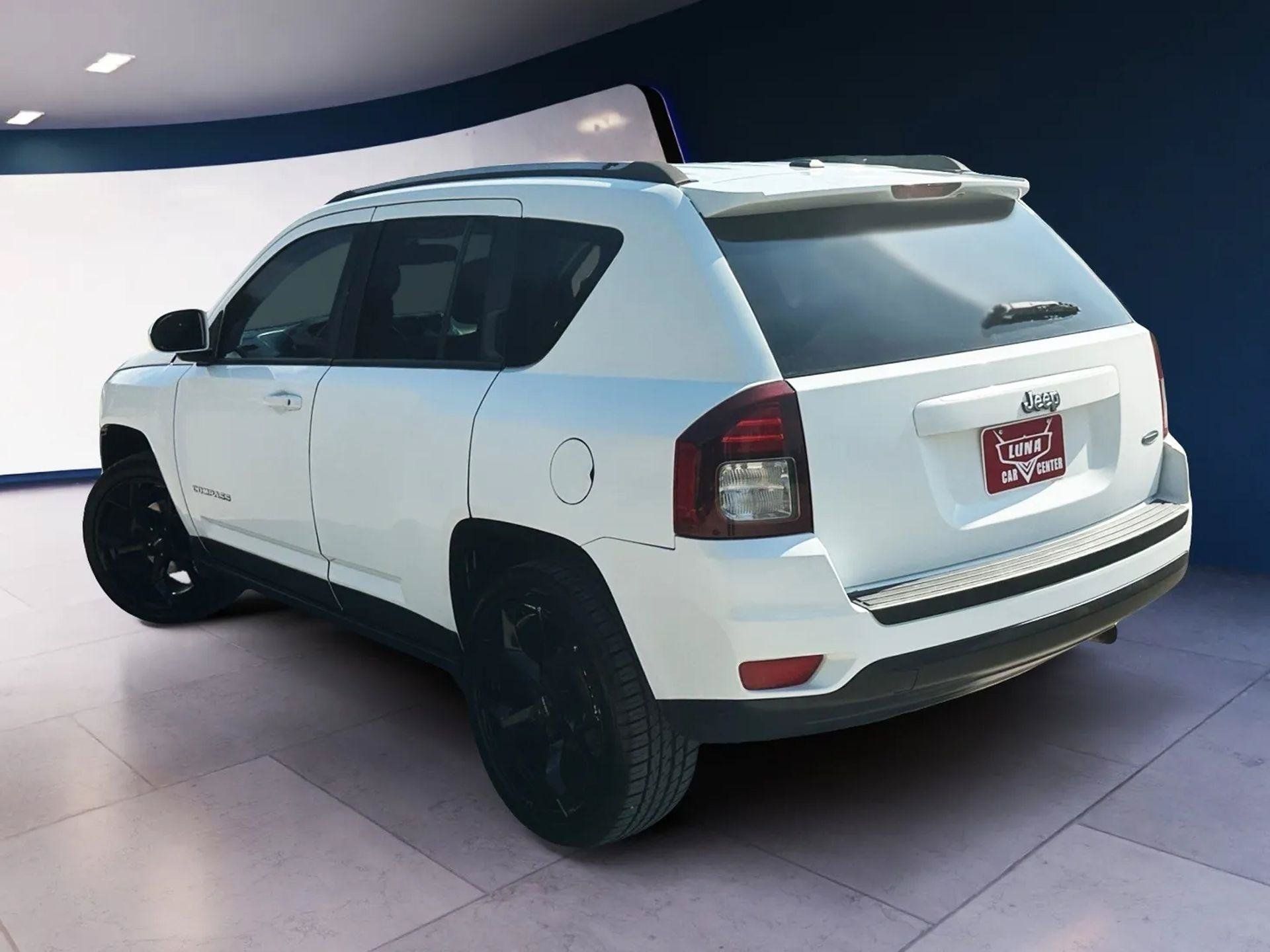 Used 2016 Jeep Compass Latitude FWD image 3