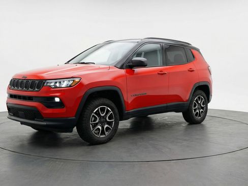 Used 2025 Jeep Compass Trailhawk image 3