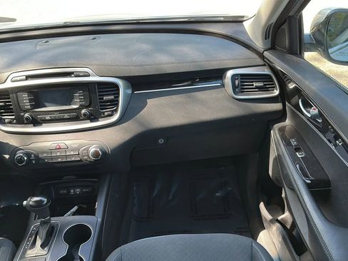 Used 2016 Kia Sorento LX image 26