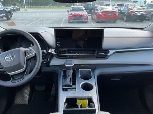 Used 2025 Toyota Sienna XLE FWD image 8
