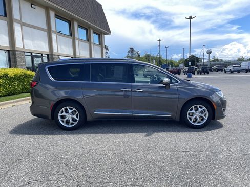 Used 2020 Chrysler Pacifica Limited FWD image 2