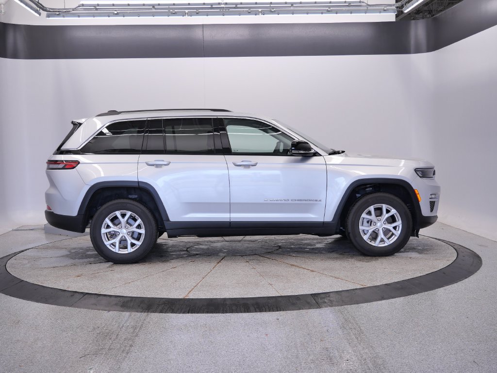 Used 2023 Jeep Grand Cherokee Limited AWD/4WD image 8