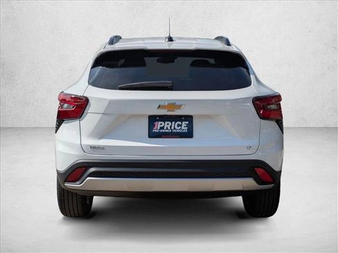 Used 2026 Chevrolet Trax LT FWD image 7