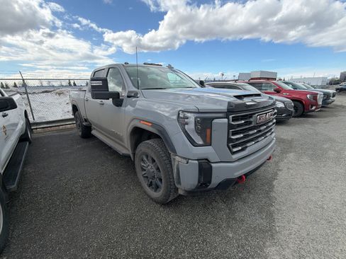 Used 2025 GMC Sierra 2500 AT4 w/ Technology Package AWD/4WD image 4