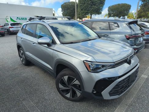 Used 2025 Volkswagen Taos SE AWD/4WD image 1