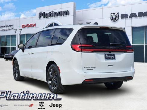 New 2026 Chrysler Pacifica Select image 4
