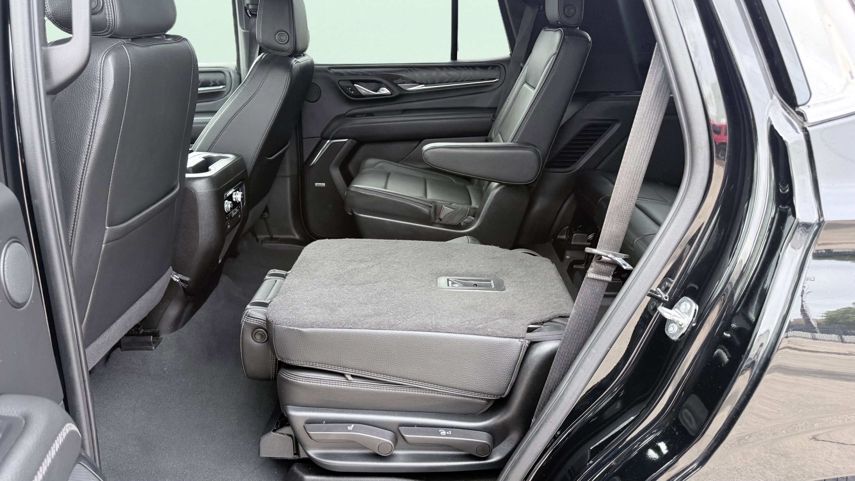 Used 2023 GMC Yukon Denali RWD image 31