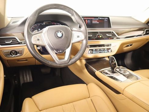 Used 2022 BMW 750i xDrive 750i xDrive image 2