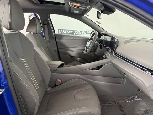 Used 2025 Hyundai Elantra SEL FWD image 16