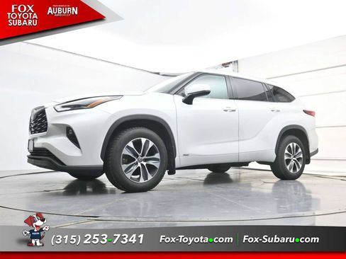Used 2022 Toyota Highlander XLE AWD/4WD image 23