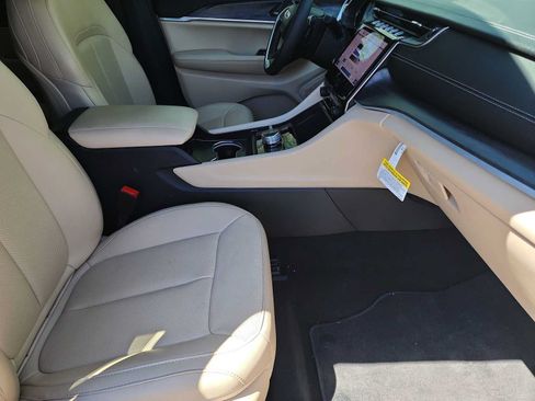 Used 2025 Jeep Grand Cherokee Limited w/ Luxury Tech Group II AWD/4WD image 17