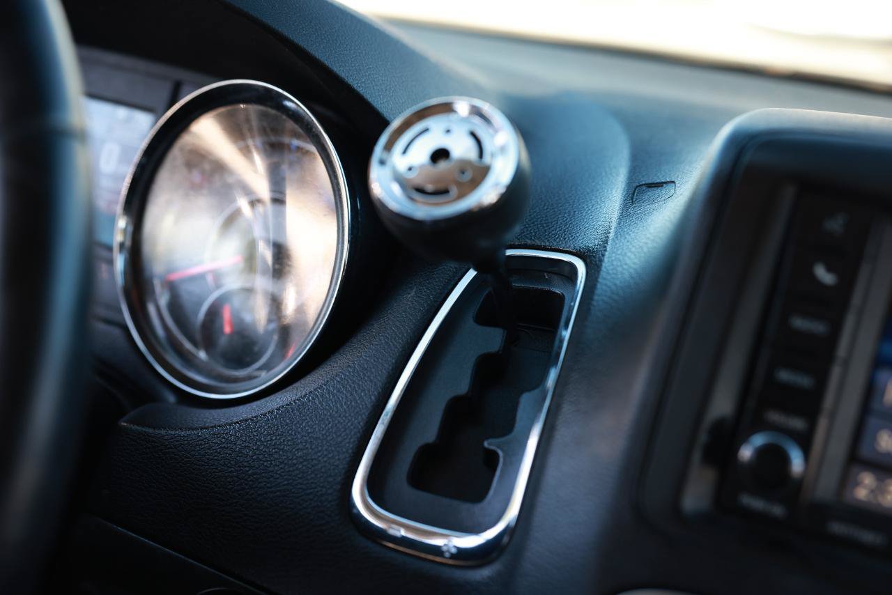 Used 2015 Chrysler Town & Country Touring FWD image 38