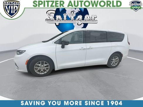 Used 2024 Chrysler Pacifica Touring-L FWD image 6