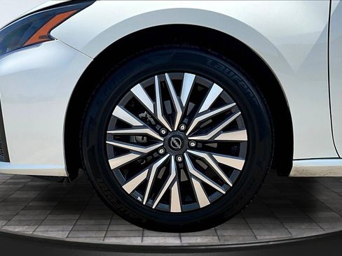 Used 2025 Nissan Altima 2.5 SV FWD image 33