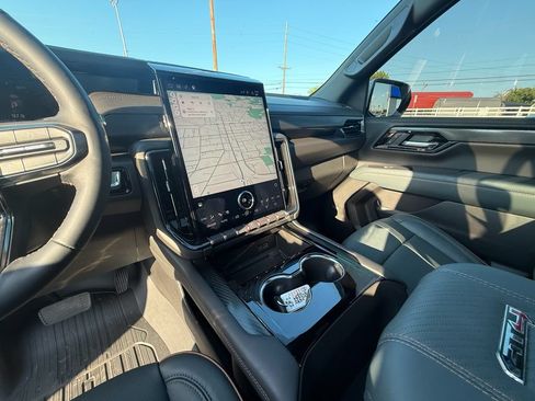 Used 2025 GMC Yukon AT4 w/ AT4 Premium Package AWD/4WD image 15