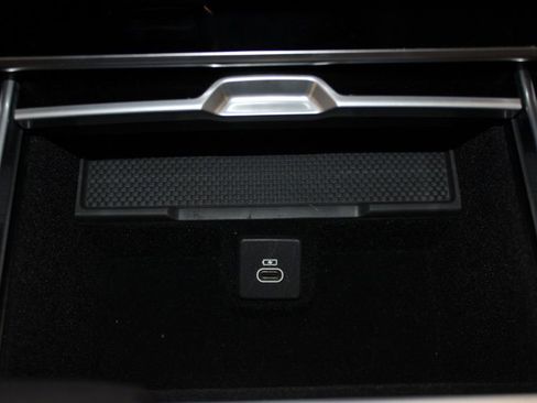 Certified 2025 Land Rover Range Rover SE AWD/4WD image 39