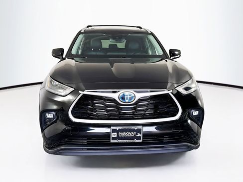 Used 2023 Toyota Highlander XLE AWD/4WD image 2