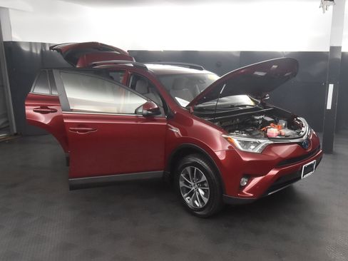 Used 2018 Toyota RAV4 XLE image 41
