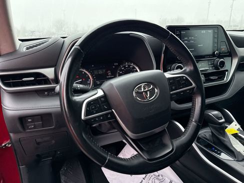 Used 2022 Toyota Highlander XLE image 11