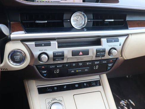 Used 2016 Lexus ES 350 w/ Ultra Luxury Package FWD image 21