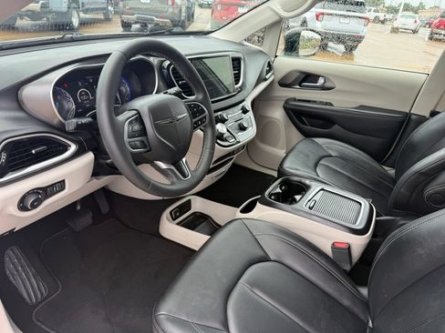 Used 2024 Chrysler Pacifica Touring-L FWD image 11