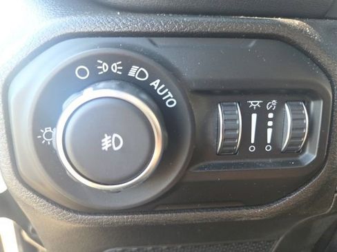 Used 2019 Jeep Wrangler Unlimited Sahara AWD/4WD image 17