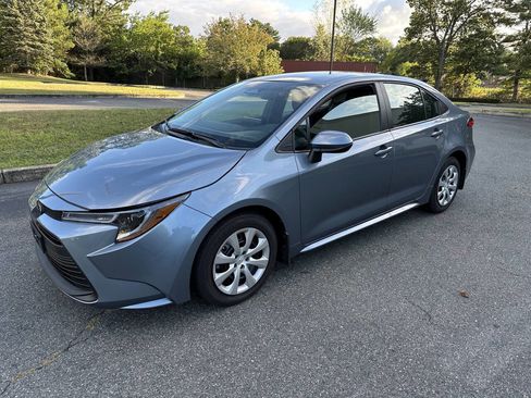 Used 2025 Toyota Corolla LE image 3