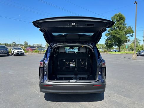 Used 2025 Toyota Sienna XLE AWD/4WD image 11