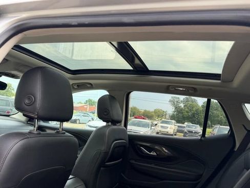 Used 2020 GMC Terrain Denali w/ Denali Premium Package FWD image 9