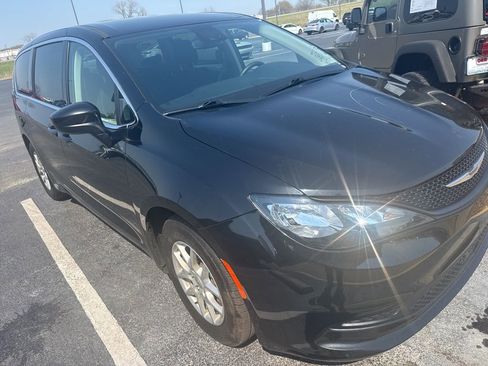 Used 2023 Chrysler Voyager LX image 5