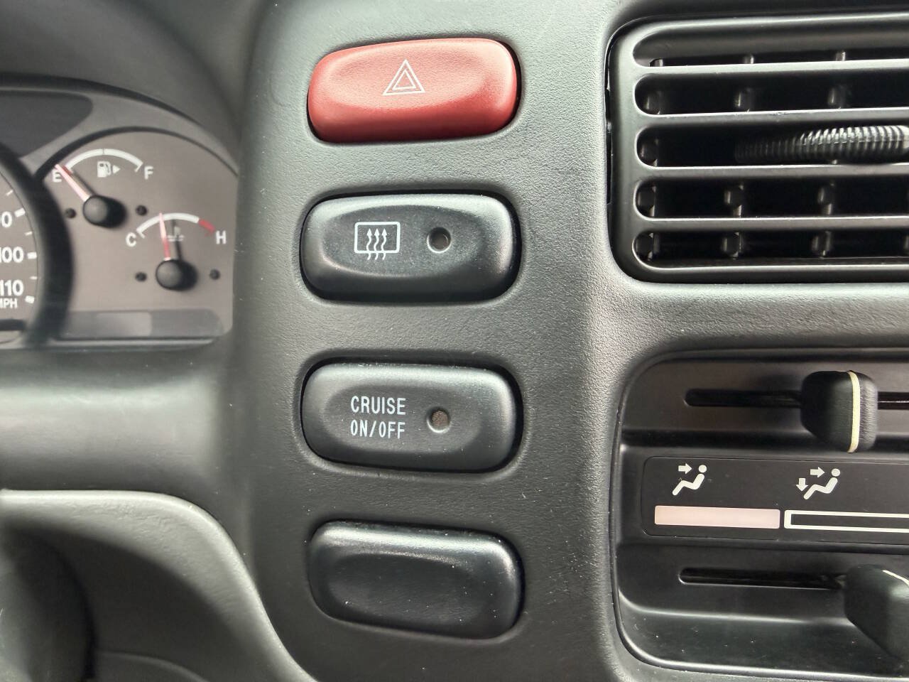 Used 2004 Chevrolet Tracker LT AWD/4WD image 18