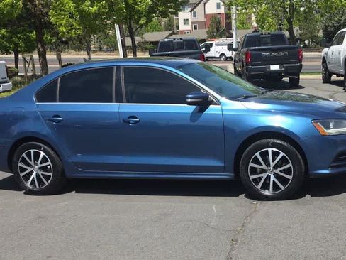 Used 2017 Volkswagen Jetta SE FWD image 2
