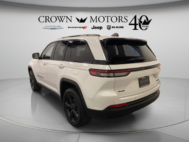 Used 2023 Jeep Grand Cherokee Limited w/ Black Appearance Package AWD/4WD image 12