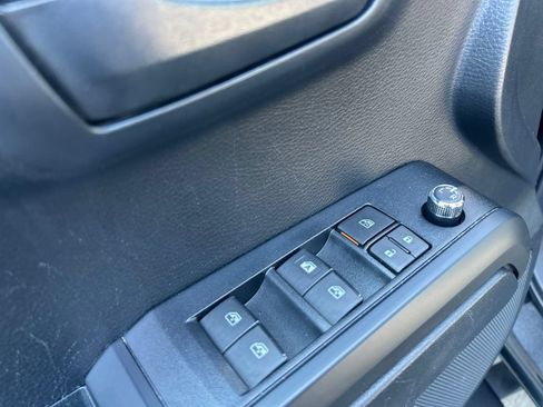 Used 2018 Toyota Tacoma SR w/ SR Convenience Package AWD/4WD image 11