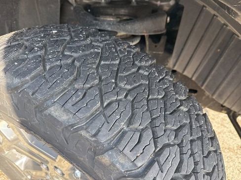 Used 2018 Nissan Titan SV w/ SV Convenience Package image 5