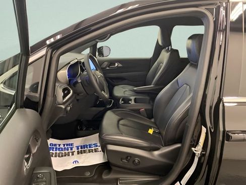 Used 2025 Chrysler Pacifica Select AWD/4WD image 9