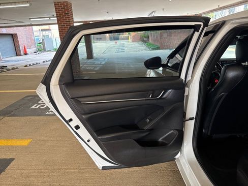 Used 2018 Honda Accord Sport image 9