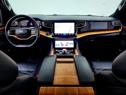 Used 2023 Jeep Grand Wagoneer Series III image 18