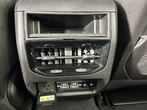 Used 2023 Jeep Grand Cherokee Limited image 17