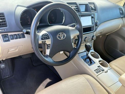 Used 2013 Toyota Highlander Plus FWD image 4