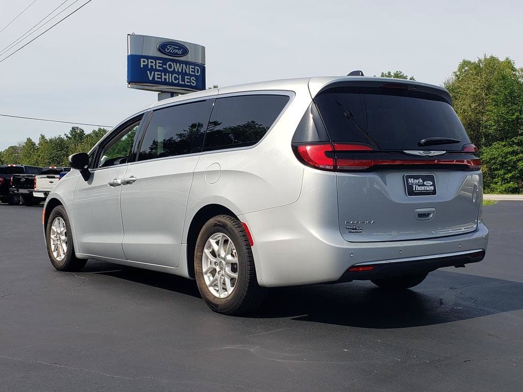Used 2023 Chrysler Pacifica Touring-L FWD image 8