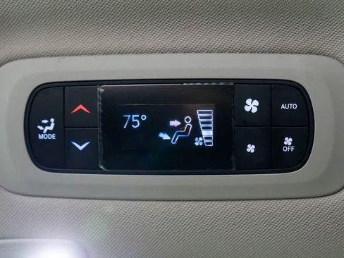 Used 2023 Chrysler Pacifica Limited FWD image 9