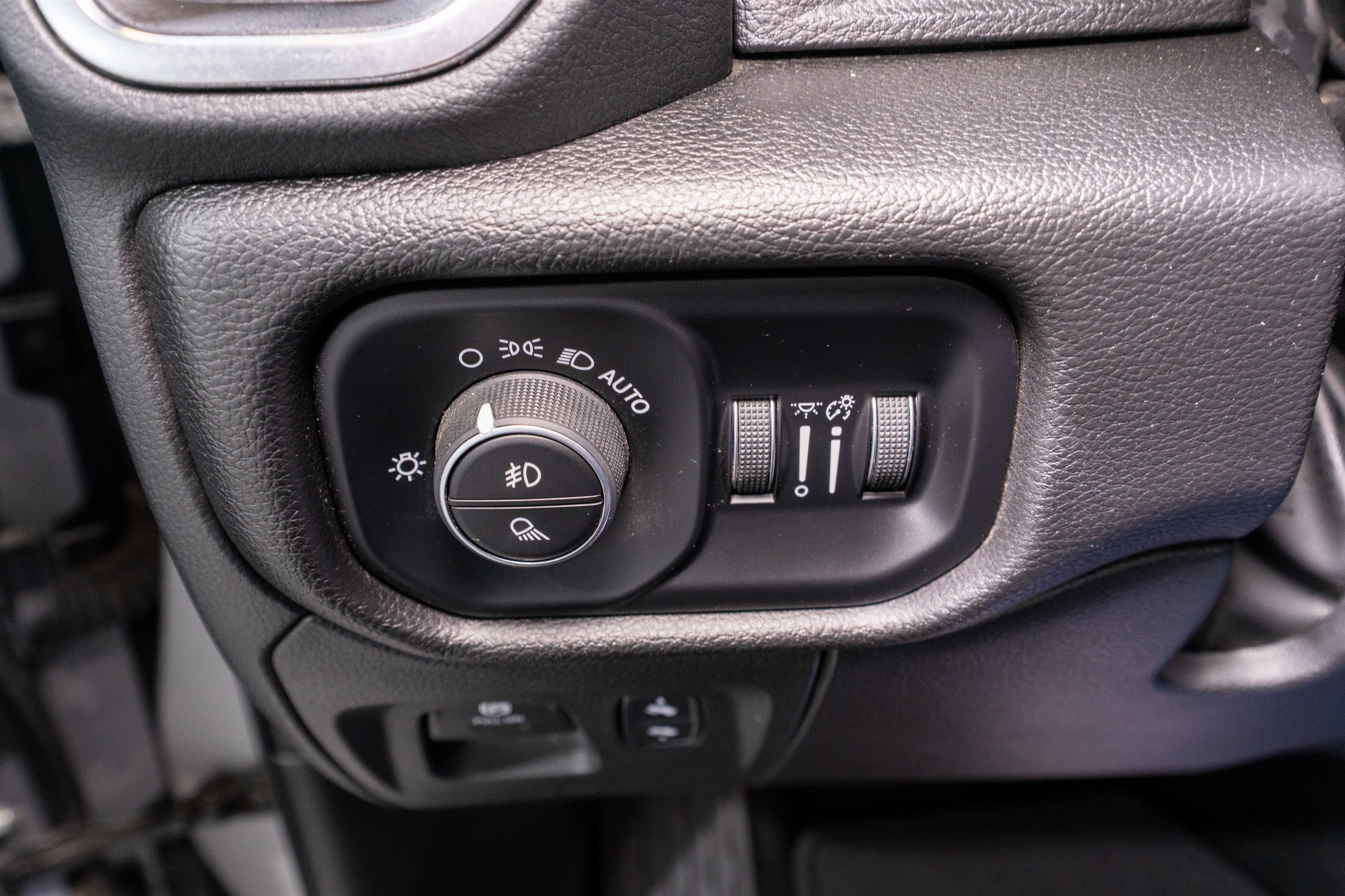 Used 2025 RAM 1500 Laramie AWD/4WD image 30