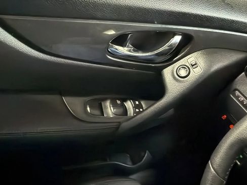 Used 2019 Nissan Rogue SV FWD image 22