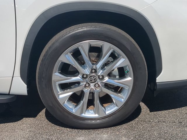 Used 2023 Toyota Highlander Limited FWD image 11