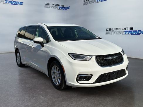 Used 2023 Chrysler Pacifica Touring-L FWD image 3