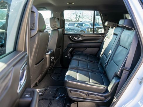 Used 2024 GMC Yukon SLT w/ SLT Luxury Package image 13