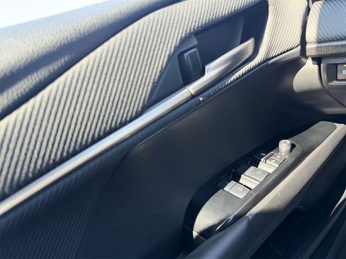 Used 2025 Toyota Camry SE image 11