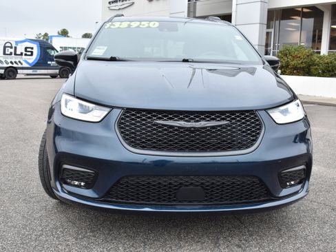 Used 2025 Chrysler Pacifica Limited image 4