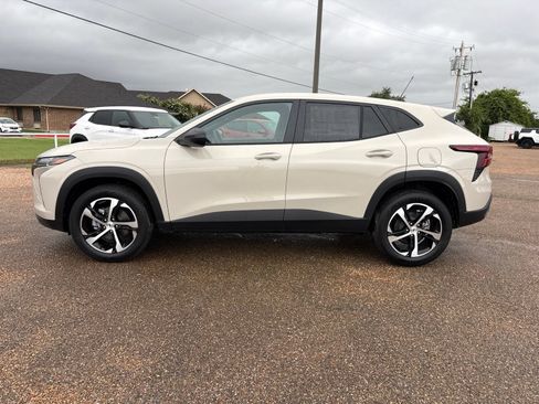 New 2026 Chevrolet Trax RS w/ Driver Confidence Package FWD image 2